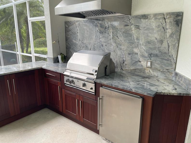 Lifestyle outdoor cabinets with stacked stone by Lifestyle Outdoor Kitchens