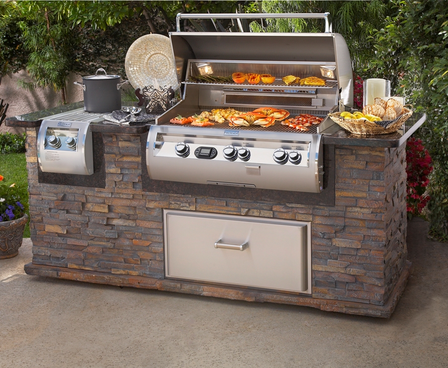 Firemagic outdoor kitchen island Lifestyle Outdoor Kitchens