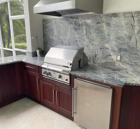 Lifestyle outdoor cabinets with stacked stone by Lifestyle Outdoor Kitchens
